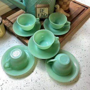 Set of 5 Jane Ray jadeite tea cup and saucers